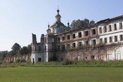 Крошить стены монастыря Spaso-Sumorin и купола восхождения собора лорда в городке Totma Стоковое Изображение RF Крошить стены монастыря Spaso-Sumorin и купола восхождения собора лорда в городке Totma Стоковое Изображение RF