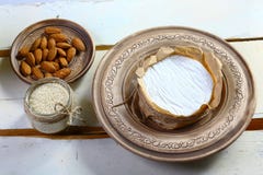 Круглая белая дегустация сыра на деревянной предпосылке изображение взгляд сверху с космосом экземпляра, комплектом стоковые фото Круглая белая дегустация сыра на деревянной предпосылке изображение взгляд сверху с космосом экземпляра, комплектом стоковые фото