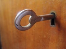 Круглые ключевые ручки из keyhole и готовы раскрыть дверь стоковая фотография Круглые ключевые ручки из keyhole и готовы раскрыть дверь стоковая фотография