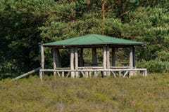 Круглый павильон барбекю с зеленой крышей стоковые фото Круглый павильон барбекю с зеленой крышей стоковые фото