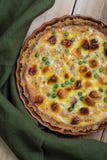 Круглый румяный открытый пирог с завалкой овоща и сыра стоковые изображения rf Круглый румяный открытый пирог с завалкой овоща и сыра стоковые изображения rf