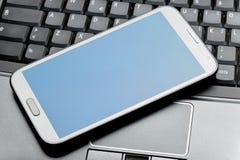 Крупный план phablet на компьтер-книжке стоковые фотографии rf Крупный план phablet на компьтер-книжке стоковые фотографии rf