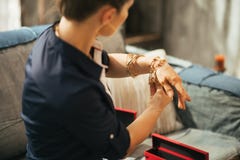 Крупный план на ювелирных изделиях молодой женщины пробуя стоковое фото rf Крупный план на ювелирных изделиях молодой женщины пробуя стоковое фото rf