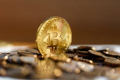 Крупный план Bitcoin shimmers в золоте в солнце Монетки стоковое изображение rf Крупный план Bitcoin shimmers в золоте в солнце Монетки стоковое изображение rf
