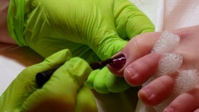крупный план 4k ослабляет концепцию Мастерский pedicure в зеленых перчатках прикладывая маникюр Профессиональная процедура по ped акции видеоматериалы крупный план 4k ослабляет концепцию Мастерский pedicure в зеленых перчатках прикладывая маникюр Профессиональная процедура по ped акции видеоматериалы