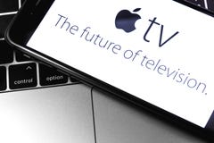 Крупный план Macbook и iPhone с логотипом ТВ Яблока на экране стоковые фотографии rf Крупный план Macbook и iPhone с логотипом ТВ Яблока на экране стоковые фотографии rf