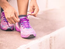 Крупный план женского бегуна фитнеса спорта получая готовый для внешний jogging Концепция фитнеса и спорта стоковые изображения Крупный план женского бегуна фитнеса спорта получая готовый для внешний jogging Концепция фитнеса и спорта стоковые изображения