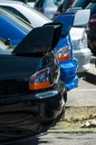 Крупный план зада черного, голубого и серого Subaru Impreza припаркованного в улице стоковое изображение rf Крупный план зада черного, голубого и серого Subaru Impreza припаркованного в улице стоковое изображение rf
