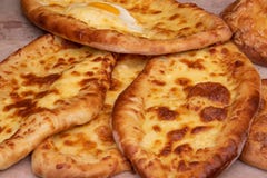 Крупный план кухни Khachapuri Adzharian грузинский с яйцом, грузинской кухней Еда улицы стоковое изображение Крупный план кухни Khachapuri Adzharian грузинский с яйцом, грузинской кухней Еда улицы стоковое изображение
