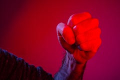 Крупный план на кулаках человека обхваченных в гневе стоковое изображение rf Крупный план на кулаках человека обхваченных в гневе стоковое изображение rf