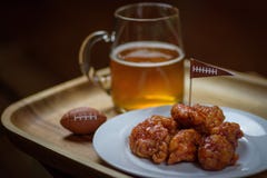 Крупный план плиты крылов bbq бескостного меда горячих на плите с m стоковые изображения Крупный план плиты крылов bbq бескостного меда горячих на плите с m стоковые изображения