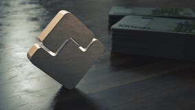 Крупный план символа cryptocurrency волн металлический : стоковое изображение rf Крупный план символа cryptocurrency волн металлический : стоковое изображение rf
