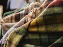 Крупный план шалей тартана повешенных в магазине показывает для продажи стоковая фотография rf Крупный план шалей тартана повешенных в магазине показывает для продажи стоковая фотография rf