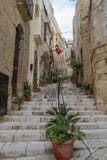Крутая узкая улица с шагами в Birgu aka Vittoriosa, Мальту стоковое изображение rf Крутая узкая улица с шагами в Birgu aka Vittoriosa, Мальту стоковое изображение rf