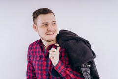 Крутой человек с курткой на плече стоковое изображение Крутой человек с курткой на плече стоковое изображение