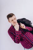 Крутой человек с курткой на плече стоковые изображения rf Крутой человек с курткой на плече стоковые изображения rf