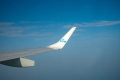 Крыло KLM простое над голубым небом, Амстердамом, Нидерланд, 14-ое октября 2017 стоковые фотографии rf Крыло KLM простое над голубым небом, Амстердамом, Нидерланд, 14-ое октября 2017 стоковые фотографии rf