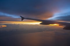 Крыло воздушных судн через окно, перемещение и переход стоковое изображение rf Крыло воздушных судн через окно, перемещение и переход стоковое изображение rf