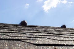 Крыша дома r Конструкция домов chimneys стоковая фотография Крыша дома r Конструкция домов chimneys стоковая фотография