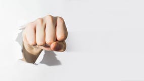 Кулак пробивая через бумагу, белую бумагу, концепцию agg бесплатная иллюстрация Кулак пробивая через бумагу, белую бумагу, концепцию agg бесплатная иллюстрация