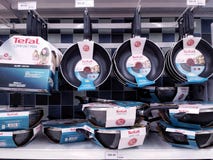 КУАЛА-ЛУМПУР, МАЛАЙЗИЯ - 20-ОЕ МАЯ 2017: Разнообразие продукта Tefal показанное на супермаркете Tefal французская базовая компани стоковое фото КУАЛА-ЛУМПУР, МАЛАЙЗИЯ - 20-ОЕ МАЯ 2017: Разнообразие продукта Tefal показанное на супермаркете Tefal французская базовая компани стоковое фото