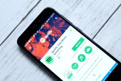 КУАЛА-ЛУМПУР, МАЛАЙЗИЯ - 28-ОЕ ЯНВАРЯ 2018: Spotify app на магазине игры андроида Spotify музыка, podcast, и видео течь ser стоковая фотография КУАЛА-ЛУМПУР, МАЛАЙЗИЯ - 28-ОЕ ЯНВАРЯ 2018: Spotify app на магазине игры андроида Spotify музыка, podcast, и видео течь ser стоковая фотография