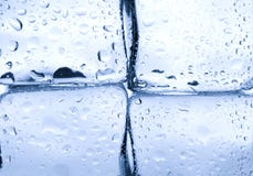 Кубики льда с водой падают предпосылка стоковые изображения Кубики льда с водой падают предпосылка стоковые изображения