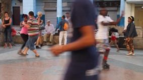 Кубинцы танцуют на пешеходной зоне видеоматериал Кубинцы танцуют на пешеходной зоне видеоматериал