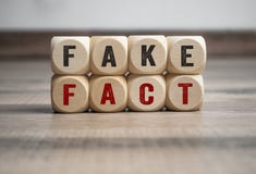 Кубы и Dices поддельный факт столба фальшивки новостей стоковое изображение Кубы и Dices поддельный факт столба фальшивки новостей стоковое изображение