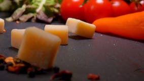 Кубы сыр пармесана понижаются к поверхности таблицы Кубы сыр пармесана понижаются к поверхности таблицы