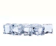 Кубы льда с падениями воды изолированные на белизне стоковая фотография rf Кубы льда с падениями воды изолированные на белизне стоковая фотография rf
