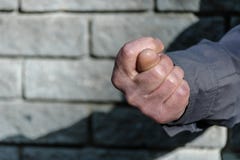 Кулак с большим пальцем руки между индексом и средними пальцами, знаком смоквы Рука людей жеста недостатка Концепция сброса close стоковое фото Кулак с большим пальцем руки между индексом и средними пальцами, знаком смоквы Рука людей жеста недостатка Концепция сброса close стоковое фото