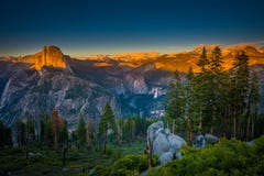 Купол Yosemite национального парка половинный осветил ледником Poi света захода солнца Стоковая Фотография RF Купол Yosemite национального парка половинный осветил ледником Poi света захода солнца Стоковая Фотография RF