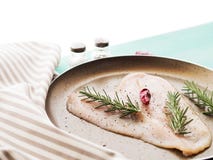 Куриная грудка сердца форменная сырцовая с травами Стоковое Изображение RF Куриная грудка сердца форменная сырцовая с травами Стоковое Изображение RF