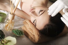 Курорт Массаж стороны Забота кожи и тела курорта Конец-вверх молодого wom Стоковые Изображения Курорт Массаж стороны Забота кожи и тела курорта Конец-вверх молодого wom Стоковые Изображения