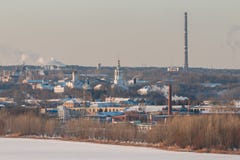 Куря печные трубы совмещенного тепло-электро централь стоковая фотография Куря печные трубы совмещенного тепло-электро централь стоковая фотография