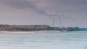 Куря электростанция, timelapse, загрязнение воздуха - плохая видимость сток-видео Куря электростанция, timelapse, загрязнение воздуха - плохая видимость сток-видео