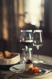 Курят семги с сыром, луком и травами служили на плите с бокалом вина и тостом, современной гастрономией стоковое фото Курят семги с сыром, луком и травами служили на плите с бокалом вина и тостом, современной гастрономией стоковое фото