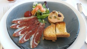Куски ветчины и foie с гайками стоковые фотографии rf Куски ветчины и foie с гайками стоковые фотографии rf