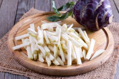 Куски кольраби на деревянном столе Стоковое Фото Куски кольраби на деревянном столе Стоковое Фото