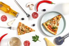 Куски пиццы, ингредиентов и столового прибора на белой предпосылке Взгляд сверху стоковая фотография rf Куски пиццы, ингредиентов и столового прибора на белой предпосылке Взгляд сверху стоковая фотография rf