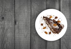 Кусок с гайкой на плите на деревянном столе, взгляд сверху шоколадного торта Стоковые Фото Кусок с гайкой на плите на деревянном столе, взгляд сверху шоколадного торта Стоковые Фото