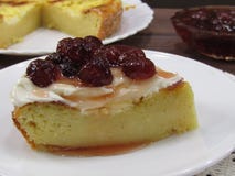 Кусок сотейника творога на плите стоковое фото Кусок сотейника творога на плите стоковое фото