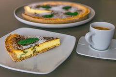 Кусок традиционного испанского чизкейка с ³ Flao f Flaà мяты стоковые изображения rf Кусок традиционного испанского чизкейка с ³ Flao f Flaà мяты стоковые изображения rf