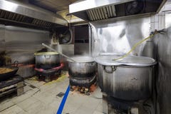 Кухня e реального Grungy пакостного ресторана промышленная & коммерчески стоковая фотография Кухня e реального Grungy пакостного ресторана промышленная & коммерчески стоковая фотография