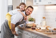 кухня семьи счастливая Дочь отца и ребенка замешивает тесто a Стоковая Фотография RF кухня семьи счастливая Дочь отца и ребенка замешивает тесто a Стоковая Фотография RF