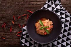 Кухонный стол с карри Panang свинины, пряной традиционной Тайской кухней стоковое изображение Кухонный стол с карри Panang свинины, пряной традиционной Тайской кухней стоковое изображение