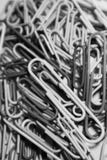 Куча бумажных зажимов на влиянии black&white стоковые фотографии rf Куча бумажных зажимов на влиянии black&white стоковые фотографии rf