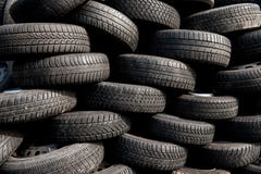 Куча используемых автошин на дворе утиля стоковые фотографии rf Куча используемых автошин на дворе утиля стоковые фотографии rf