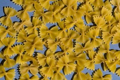 Куча макарон на кухонном столе стоковое изображение rf Куча макарон на кухонном столе стоковое изображение rf